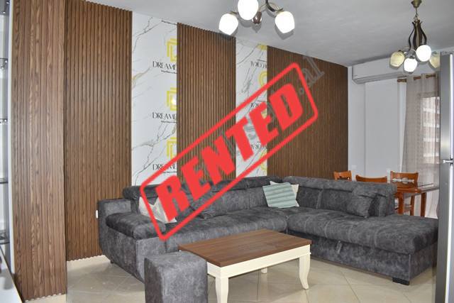 Apartament 2+1 me qira ne rrugen Don Bosko prane Kompleksit Fiori Di Bosko ne Tirane.
Eshte e pozic